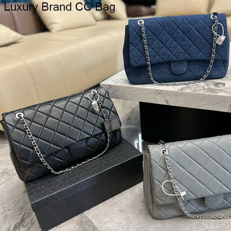 bag CC Pharrell Shoulder Bags Shoulder Designer Women real leather 9A Quality Crossbody Luxury Fashion Shopping Lady Tote Airport travel Flap silver, Blue
bag CC Pharrell Shoulder Bags Shoulder Designer Women real leather 9A Quality Crossbody Luxury Fashion Shopping Lady Tote Airport travel Flap silver, Blue