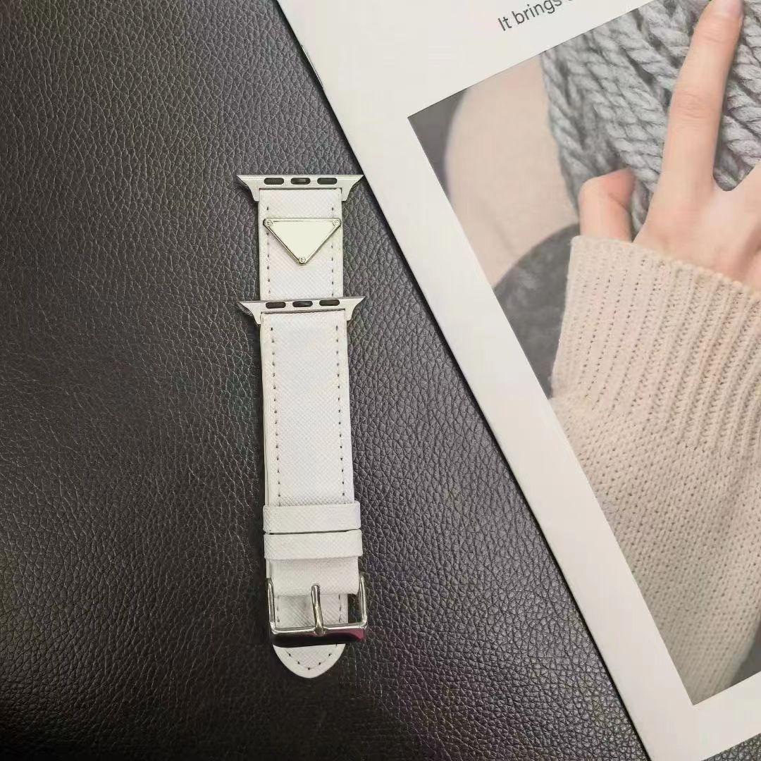 Designer Watchbands Strap For Apple Watch Band 42 38 40 41 44 45 49 mm iwatch 8 7 6 5 4 3 2 Luxury Bands For Man And Woman White Leather Letter Print Straps
Designer Watchbands Strap For Apple Watch Band 42 38 40 41 44 45 49 mm iwatch 8 7 6 5 4 3 2 Luxury Bands For Man And Woman White Leather Letter Print Straps