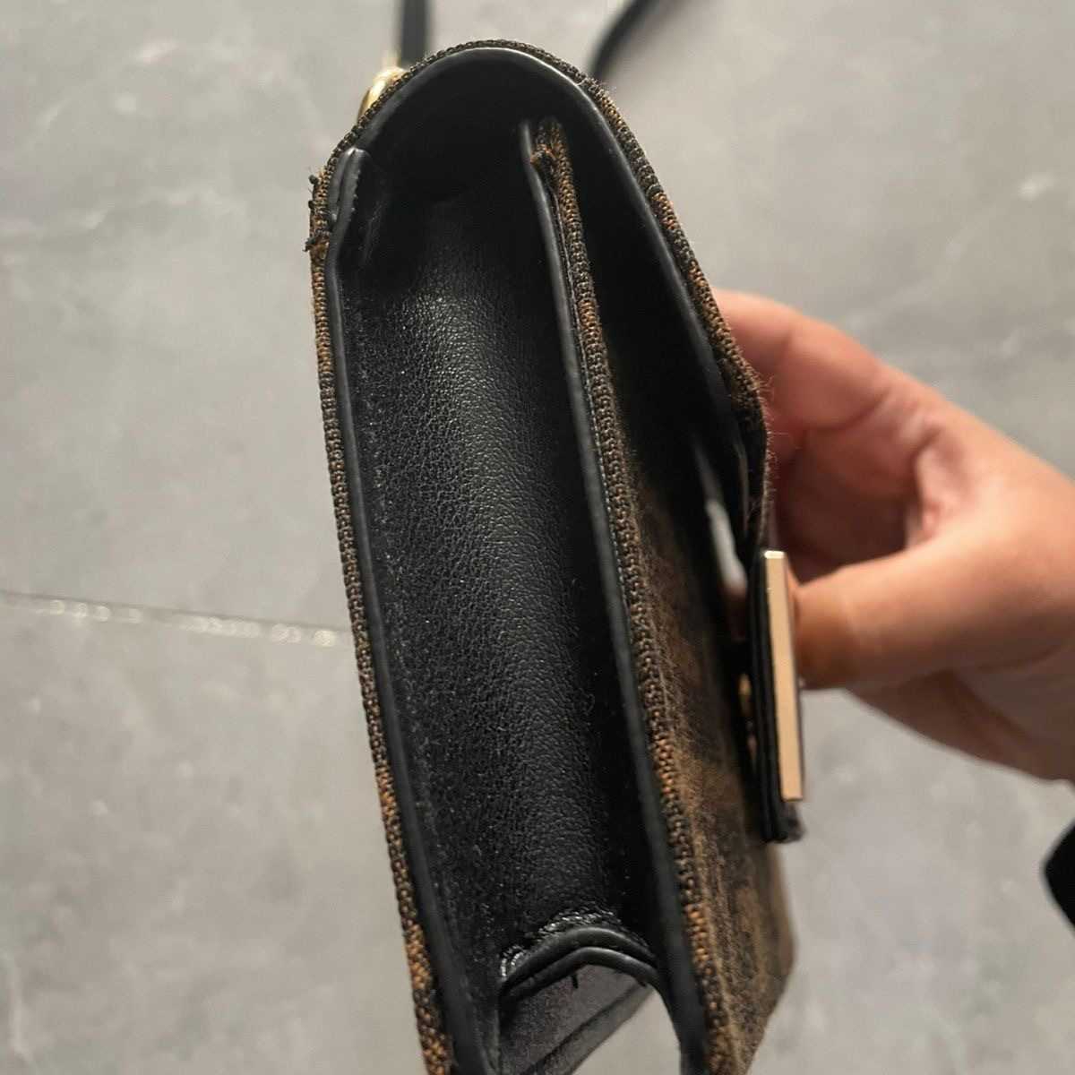 2023 Fashion hand new women's letter brown shoulder messenger small square mobile phone change key bag, Picture color (with box)
2023 Fashion hand new women's letter brown shoulder messenger small square mobile phone change key bag, Picture color (with box)