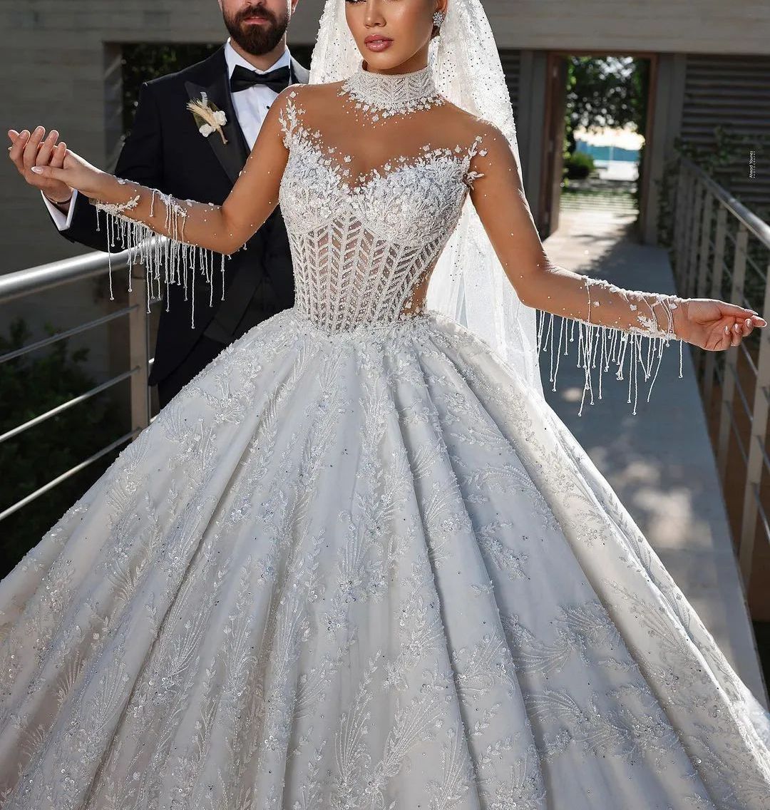 Luxury Ball Gown Wedding Dresses Long Sleeves V Neck Halter Sequins Applique Ruffles Bridal Gowns Beads Zipper Formal Dress Plus Size Custom Made Vest