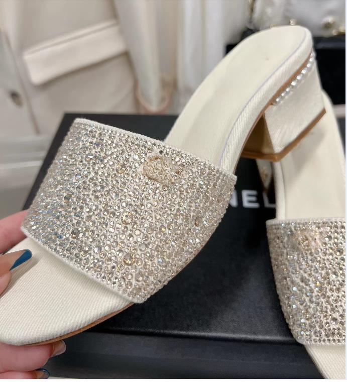 Designer High Quality Italian Imported Genuine Leather Fragrance Classic Slippers High Heel Diamond Slippers Sandals High Quality Factory Shoes, Pink
Designer High Quality Italian Imported Genuine Leather Fragrance Classic Slippers High Heel Diamond Slippers Sandals High Quality Factory Shoes, Pink