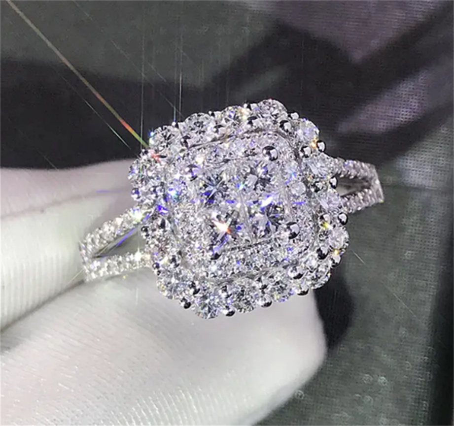 Sparkling Zircon Decor Ring - Perfect for Weddings, Anniversaries & Engagements!
Sparkling Zircon Decor Ring - Perfect for Weddings, Anniversaries & Engagements!
