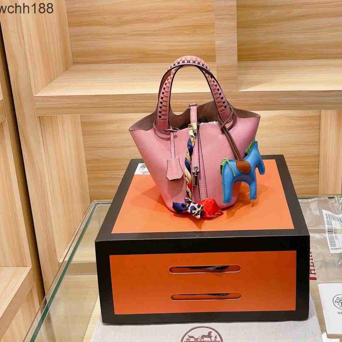 Basket Tote Picotin Locks Bag Basket 2023 Bags 18cm Designer Same Style High Leather Cowhide Weaving Handheld with Silk Scarf Hanger Eifr
Basket Tote Picotin Locks Bag Basket 2023 Bags 18cm Designer Same Style High Leather Cowhide Weaving Handheld with Silk Scarf Hanger Eifr