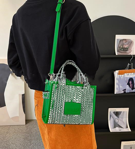 Tote Bag Large Capacity Women's Summer Korean Style Trendy Shoulder Bag Personality Simple Quality Crossbody Bags, Aspic
Tote Bag Large Capacity Women's Summer Korean Style Trendy Shoulder Bag Personality Simple Quality Crossbody Bags, Aspic