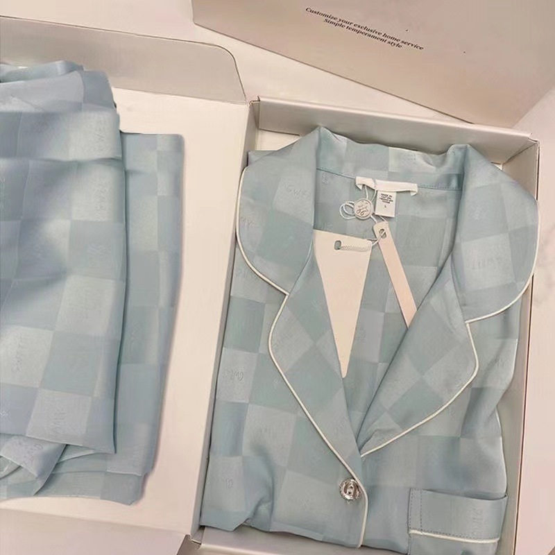 Women's Sleepwear Pajama's Silk Longsleeved Pajamas Suit Jacquard Plaid Highgrade Ice Can Be Worn Outside Home Wear 230508
Women's Sleepwear Pajama's Silk Longsleeved Pajamas Suit Jacquard Plaid Highgrade Ice Can Be Worn Outside Home Wear 230508