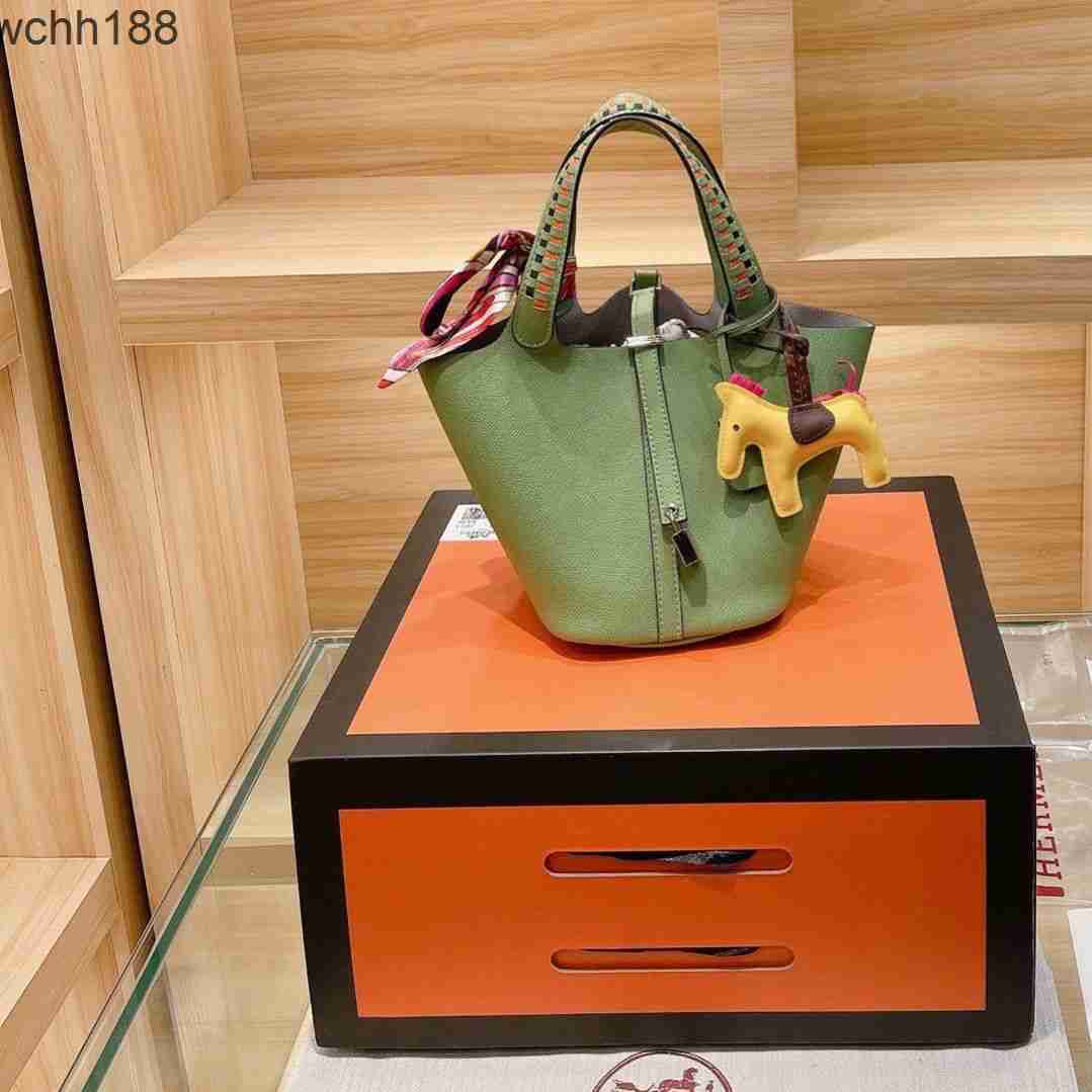 18cm Tote Leather Picotin Style Locks Bag Basket Basket High 2023 Cowhide Bags Designer Same Weaving Handheld with Silk Scarf Hanger Yea8
18cm Tote Leather Picotin Style Locks Bag Basket Basket High 2023 Cowhide Bags Designer Same Weaving Handheld with Silk Scarf Hanger Yea8