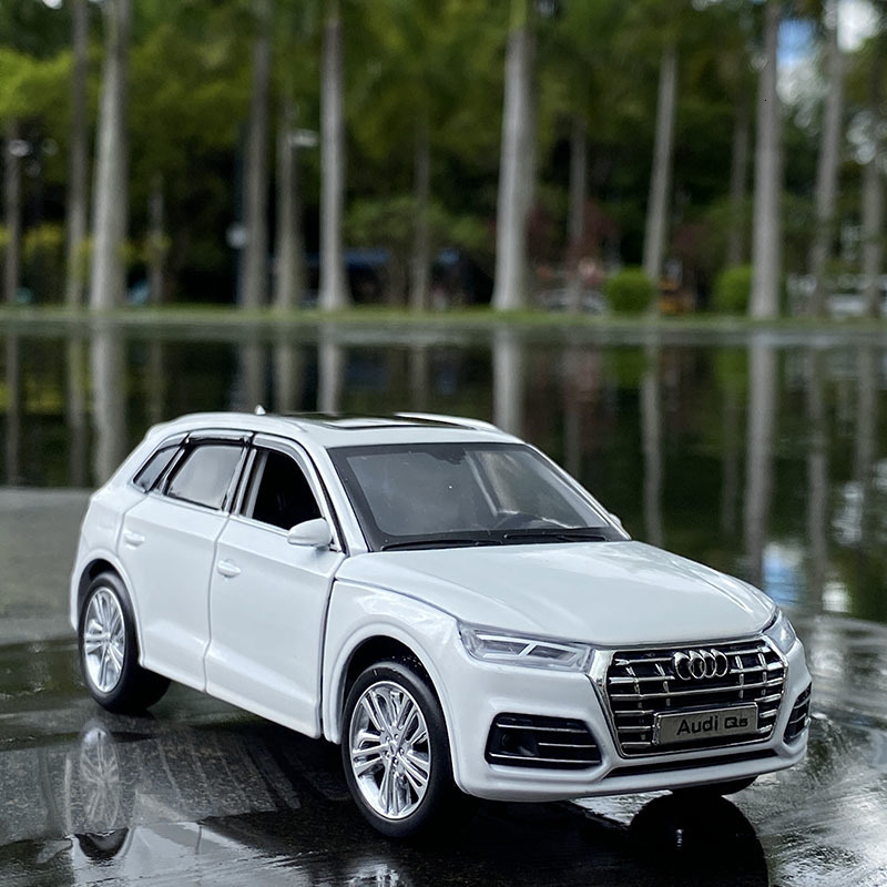 Diecast Model 1 32 AUDI Q5 SUV Alloy Car Model Diecast Toy Vehicles Metal Toy Car Model High Simulation Sound Light Collection Kids Toy Gift 230509