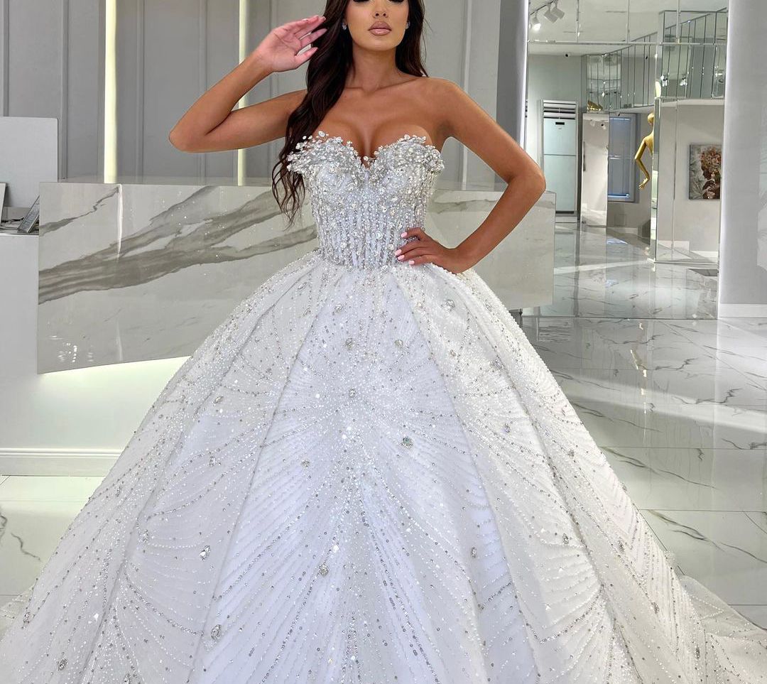 Luxury Ball Gown Wedding Dresses Sleeveless V Neck Sequins Applique Ruffles Bridal Gowns Beads Zipper Diamonds Formal Dress Plus Size Custom Made Vest