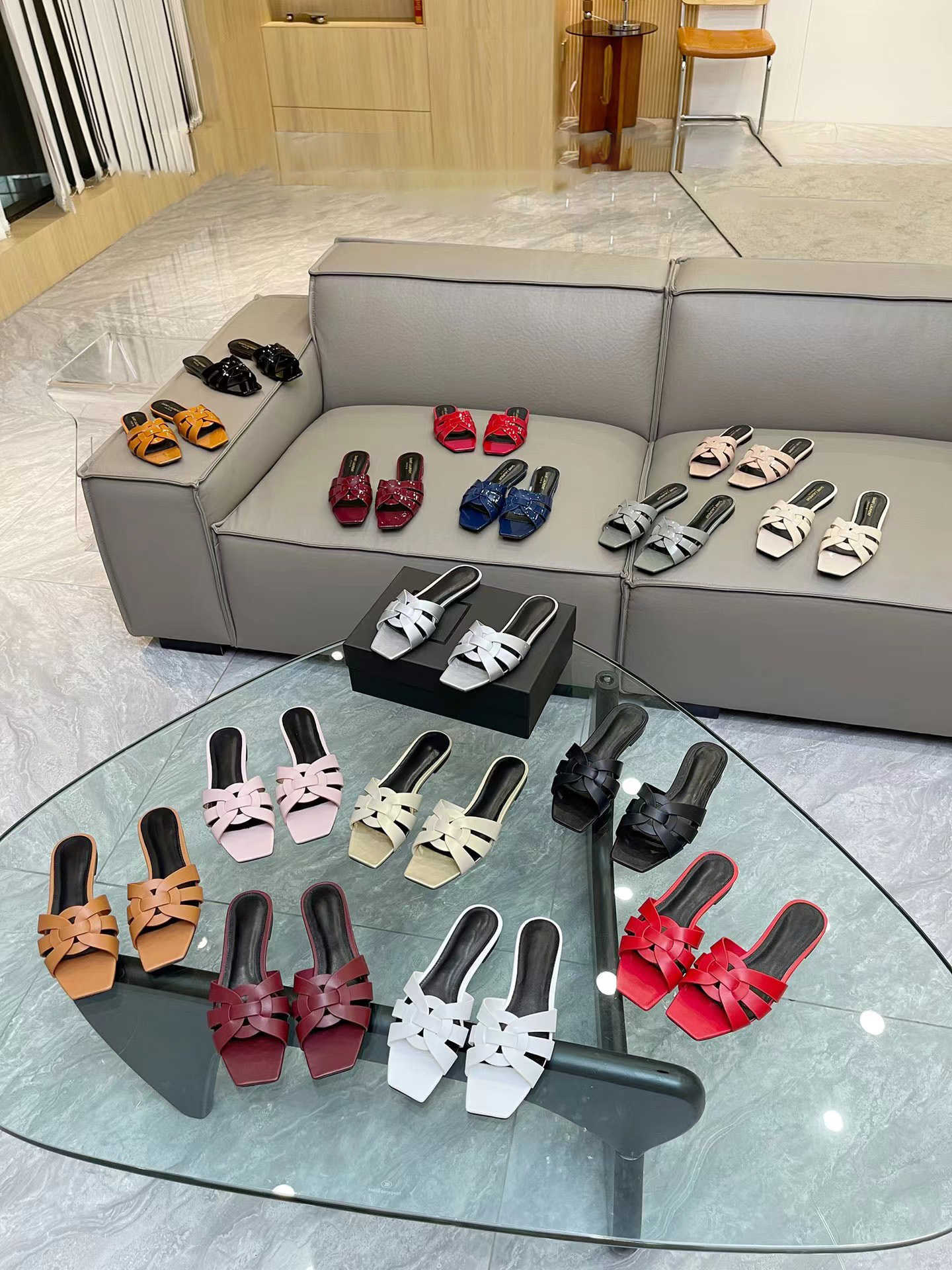 Summer luxury Sandals Designer women Flip flops Slipper Fashion Genuine Leather slides Metal Chain Ladies Casual shoes
Summer luxury Sandals Designer women Flip flops Slipper Fashion Genuine Leather slides Metal Chain Ladies Casual shoes