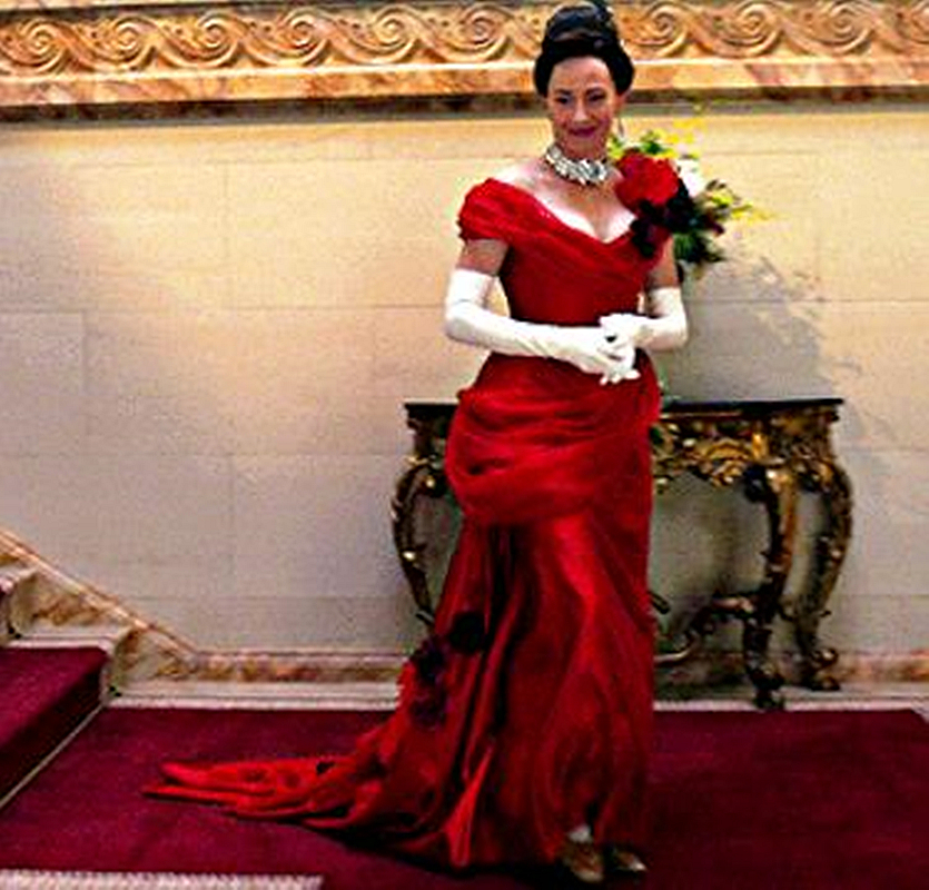 Elegant Red Formal Evening Dresses Ruched Hand Made Flowers Appliques Off Shoulder Long Satin Prom Dress For Women 2023 Vintage Celebrity Party Gowns