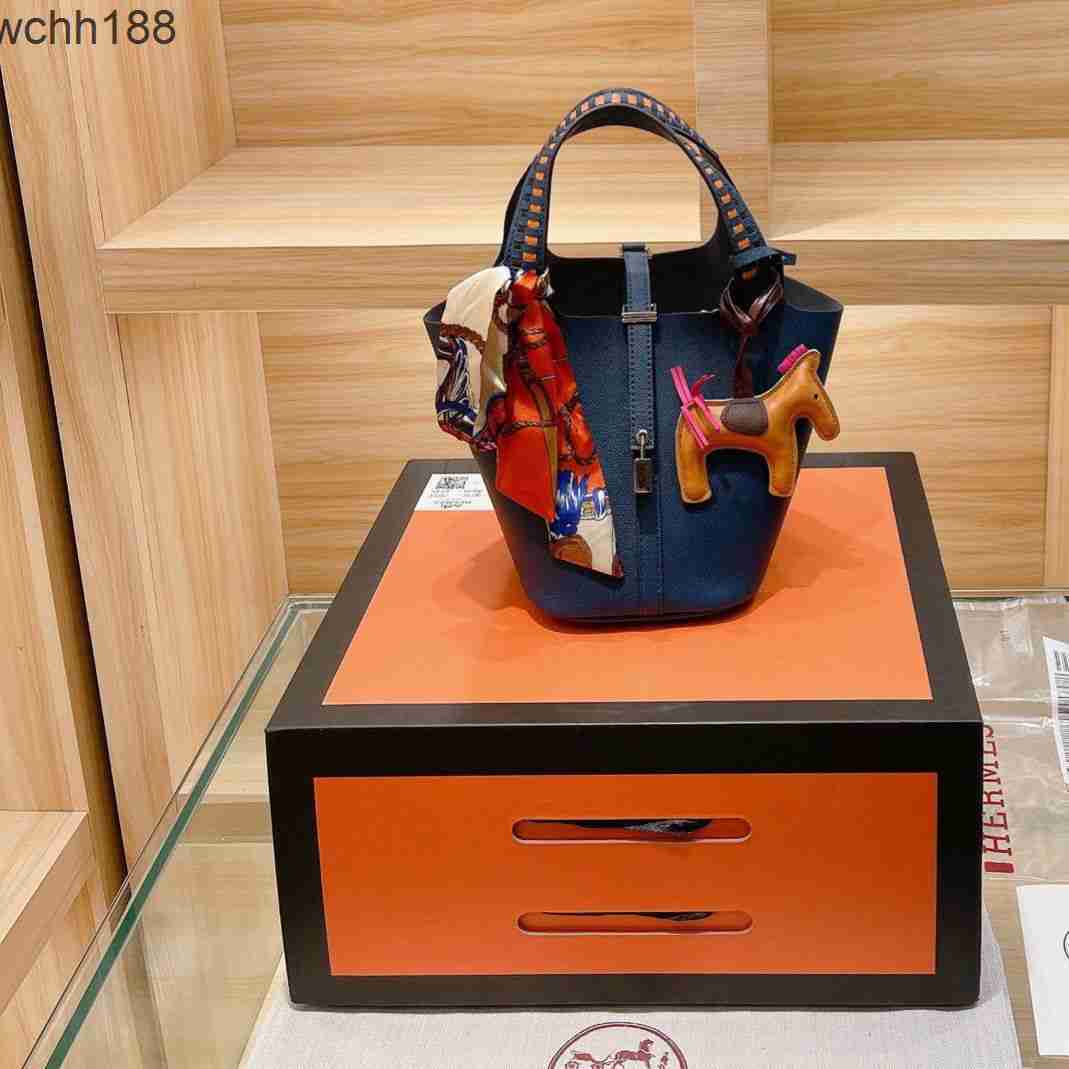 Basket Tote Picotin Locks Bag Basket 2023 Bags Designer Same Style High Leather Cowhide 18cm Weaving Handheld with Silk Scarf Hanger Gh5s
Basket Tote Picotin Locks Bag Basket 2023 Bags Designer Same Style High Leather Cowhide 18cm Weaving Handheld with Silk Scarf Hanger Gh5s
