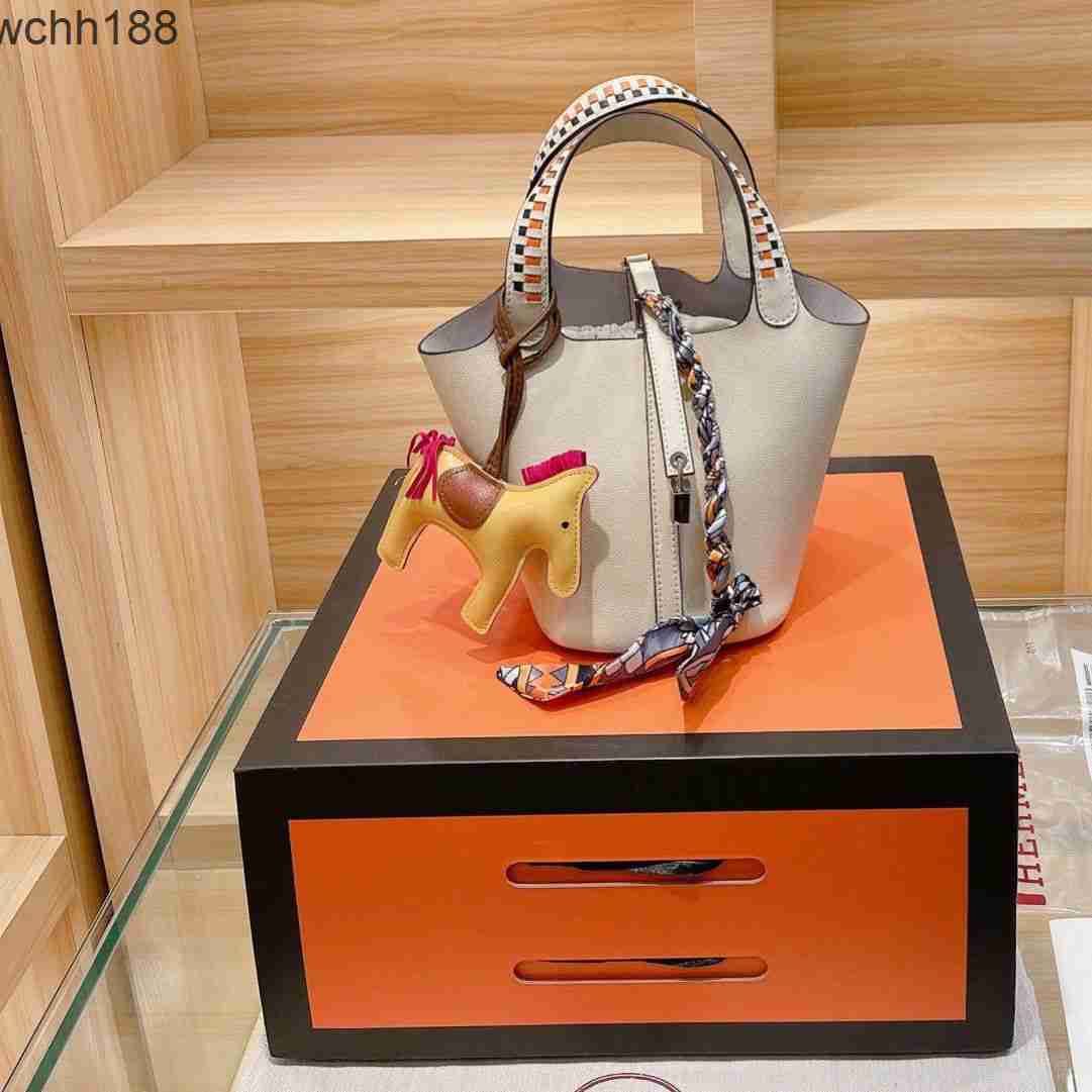 Basket Tote Picotin Locks Bag 18cm Basket 2023 Bags Designer Same Cowhide Style High Leather Weaving Handheld with Silk Scarf Hanger 8iiv, 10
Basket Tote Picotin Locks Bag 18cm Basket 2023 Bags Designer Same Cowhide Style High Leather Weaving Handheld with Silk Scarf Hanger 8iiv, 10