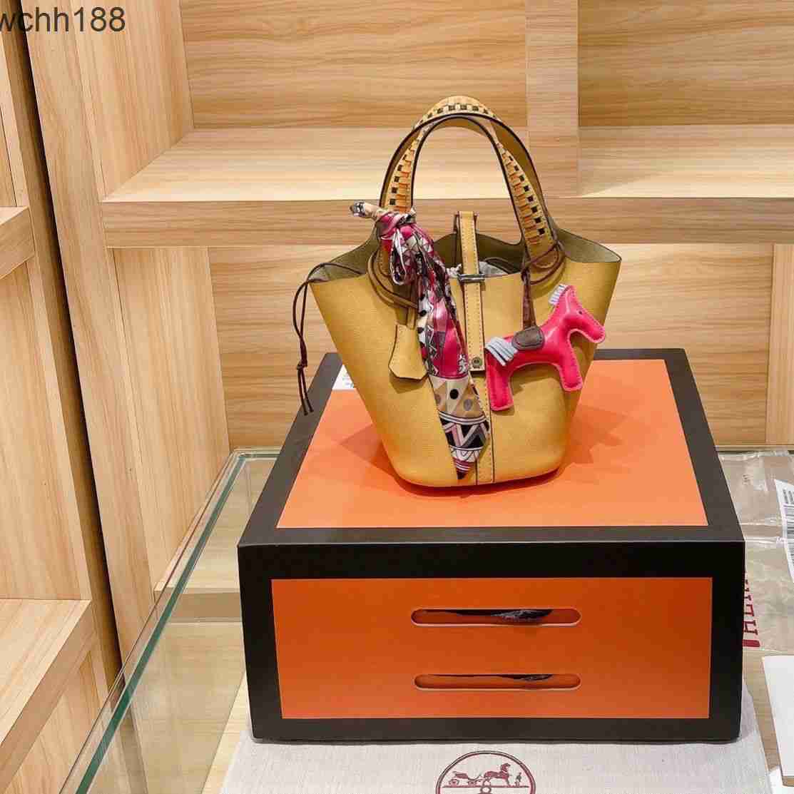 Designer Leather Tote Style Picotin 18cm Locks Same Bag High Basket Cowhide 2023 Basket Bags Weaving Handheld with Silk Scarf Hanger 8yfj
Designer Leather Tote Style Picotin 18cm Locks Same Bag High Basket Cowhide 2023 Basket Bags Weaving Handheld with Silk Scarf Hanger 8yfj