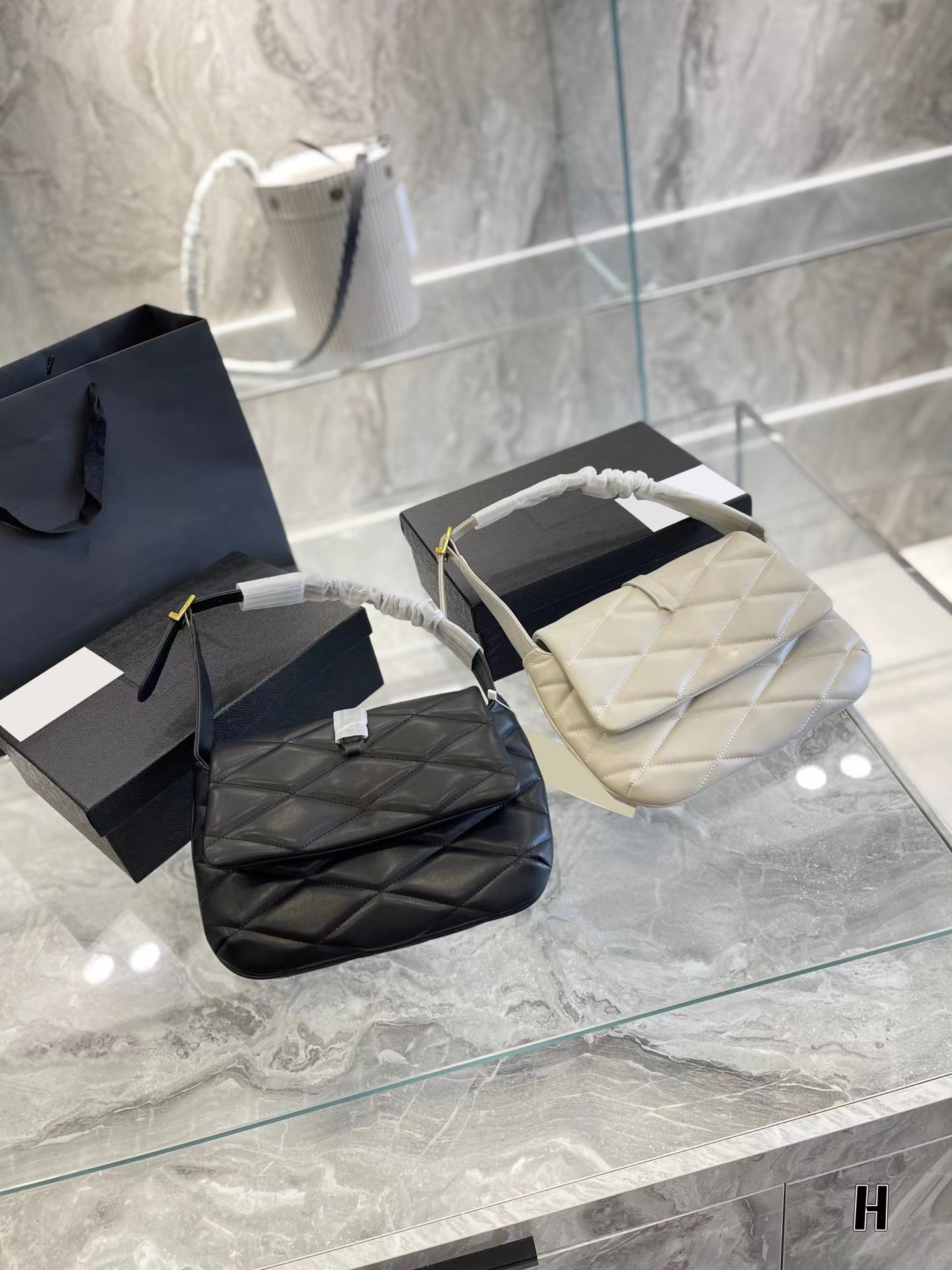 Top designer handbags Tote shopping bag PUFFER single luxury handbag classic Sheep skin fashion Beach bags travel Cross body Purses Shoulder Wallets, White
Top designer handbags Tote shopping bag PUFFER single luxury handbag classic Sheep skin fashion Beach bags travel Cross body Purses Shoulder Wallets, White