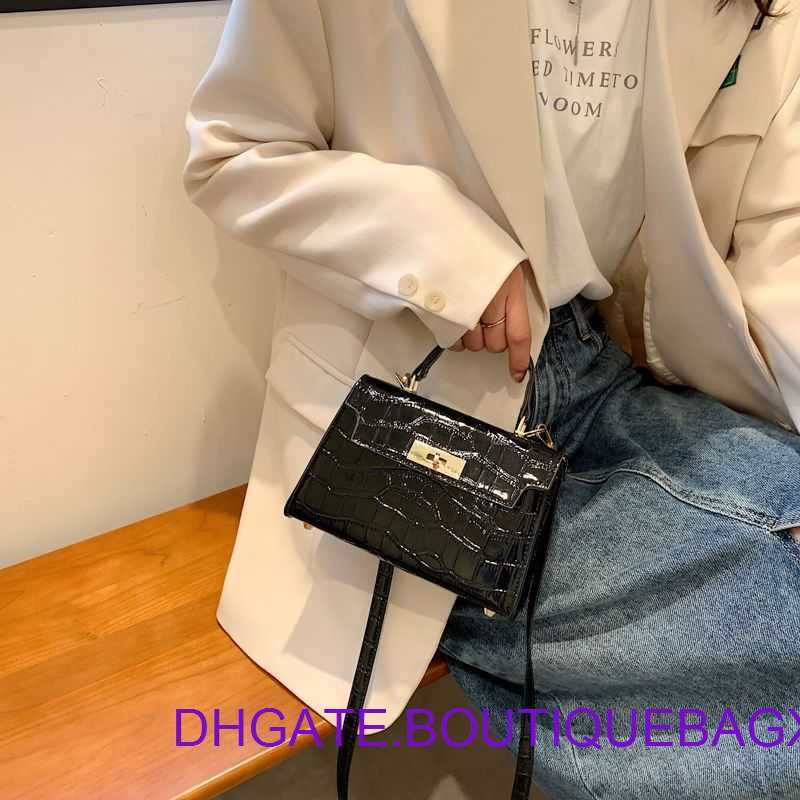 Designer Hremm Kelyss Evening Bags for outlet Crossbody bag highend light and luxurious small womens 2023 new trendy fashionable portable 2023 sum With Logo, Golden
Designer Hremm Kelyss Evening Bags for outlet Crossbody bag highend light and luxurious small womens 2023 new trendy fashionable portable 2023 sum With Logo, Golden
