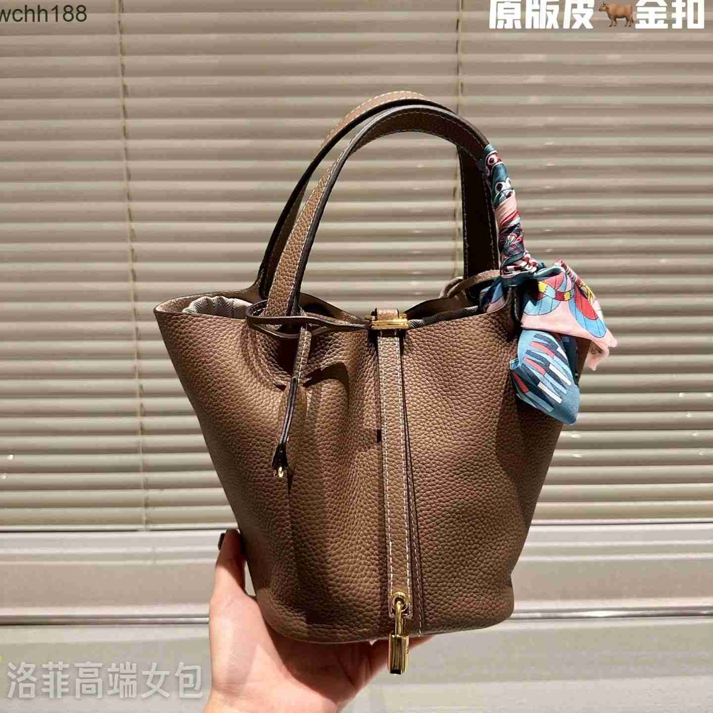 Basket Women's 2023 Layer Designer Bucket Tote Top Picotin Cowhide Bags Leather Locks Lightweight Bag High Handbag 18cm Xgwa, Black (silver buckle)
Basket Women's 2023 Layer Designer Bucket Tote Top Picotin Cowhide Bags Leather Locks Lightweight Bag High Handbag 18cm Xgwa, Black (silver buckle)