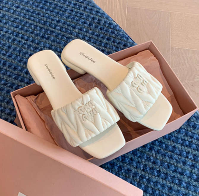 New Classic American Fashion Non-Slip Square Head Letter Flat for Outdoors Slippers Women's Leather Summer
New Classic American Fashion Non-Slip Square Head Letter Flat for Outdoors Slippers Women's Leather Summer