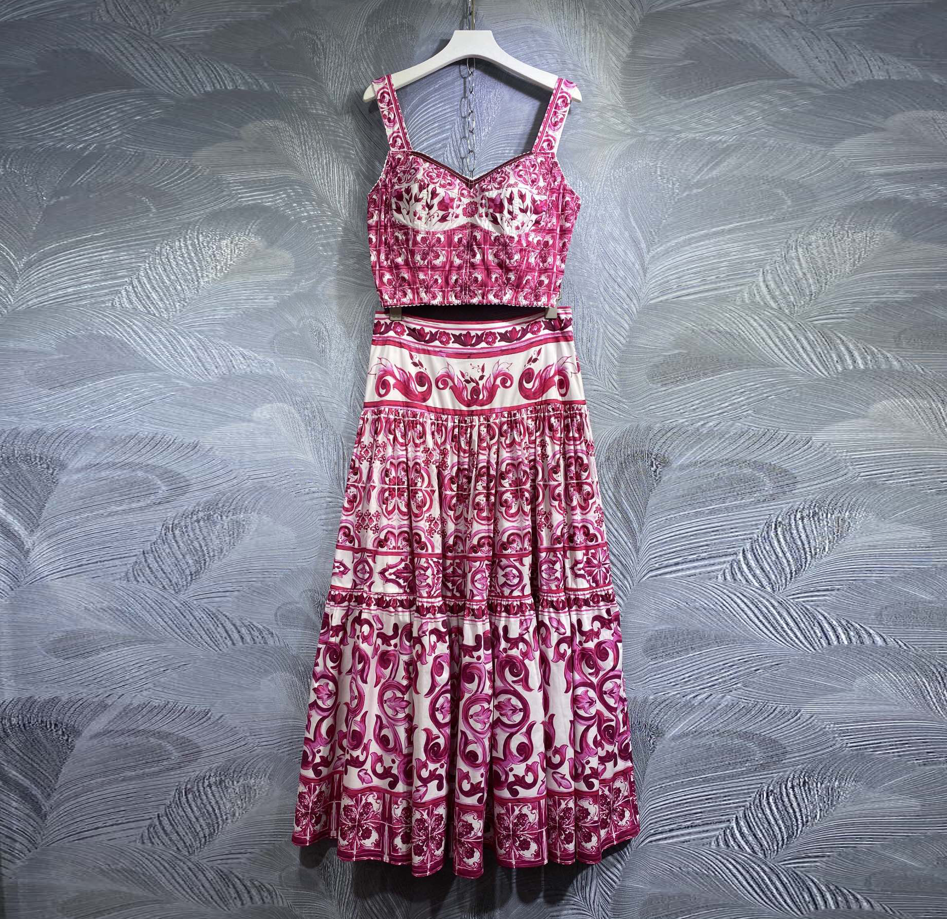 Two Piece Dress red and white porcelain printed lshort camisole with midi dress
Two Piece Dress red and white porcelain printed lshort camisole with midi dress