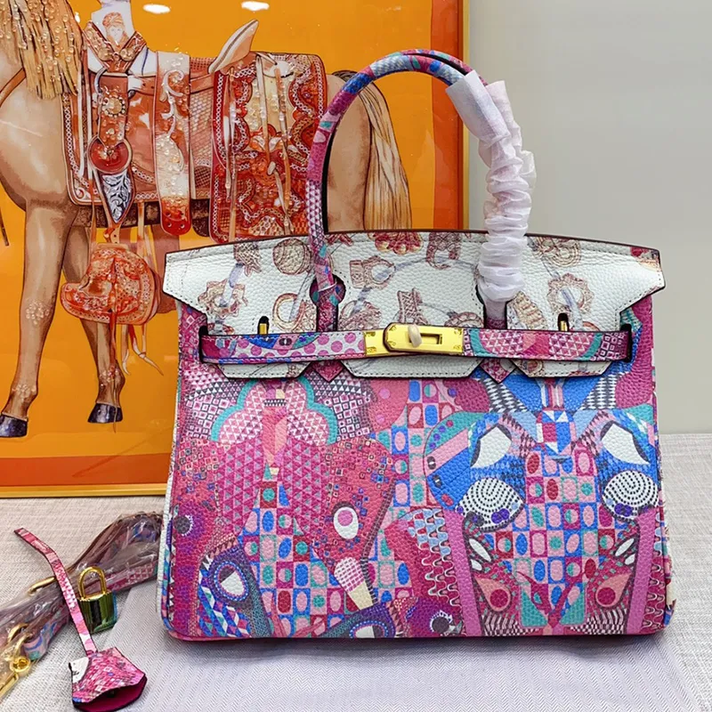 Painting Graffiti Genuine Leather Totes Women Famous Brand Designer Handbags 30cm Lychee Grain Cowhide Skin Shoulder Bags Ladies Purses Gold Hardware 2397
Painting Graffiti Genuine Leather Totes Women Famous Brand Designer Handbags 30cm Lychee Grain Cowhide Skin Shoulder Bags Ladies Purses Gold Hardware 2397