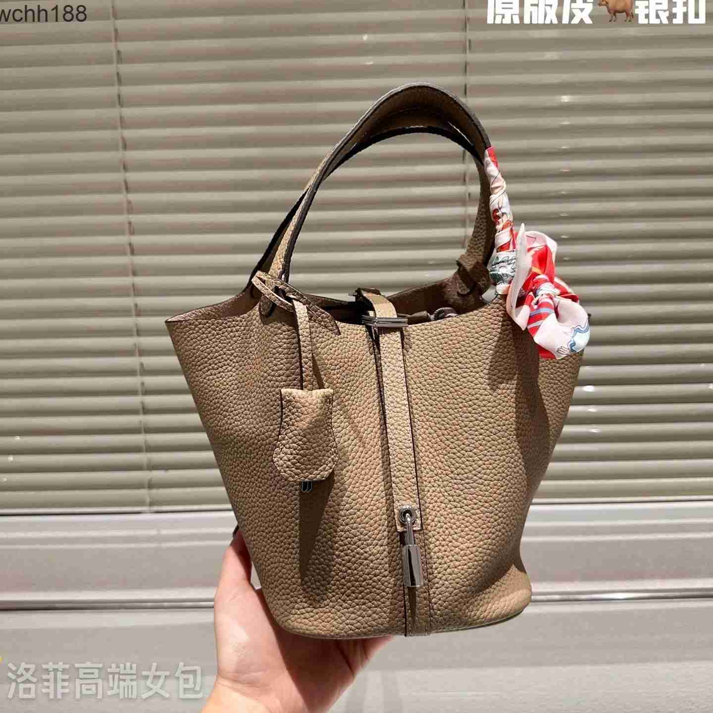 Basket Lightweight Picotin Bags Locks Bag 2023 Top Layer Cowhide Women's Leather Bucket Designer Tote High Handbag 18cm Bl8s, Black (silver buckle)
Basket Lightweight Picotin Bags Locks Bag 2023 Top Layer Cowhide Women's Leather Bucket Designer Tote High Handbag 18cm Bl8s, Black (silver buckle)