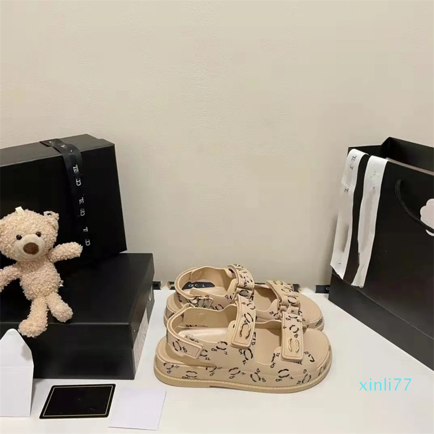 Designer Sandals leather Women Slides Slippers Jelly quilted Platform Summer sandal Beach circular, As shown in the picture1
Designer Sandals leather Women Slides Slippers Jelly quilted Platform Summer sandal Beach circular, As shown in the picture1