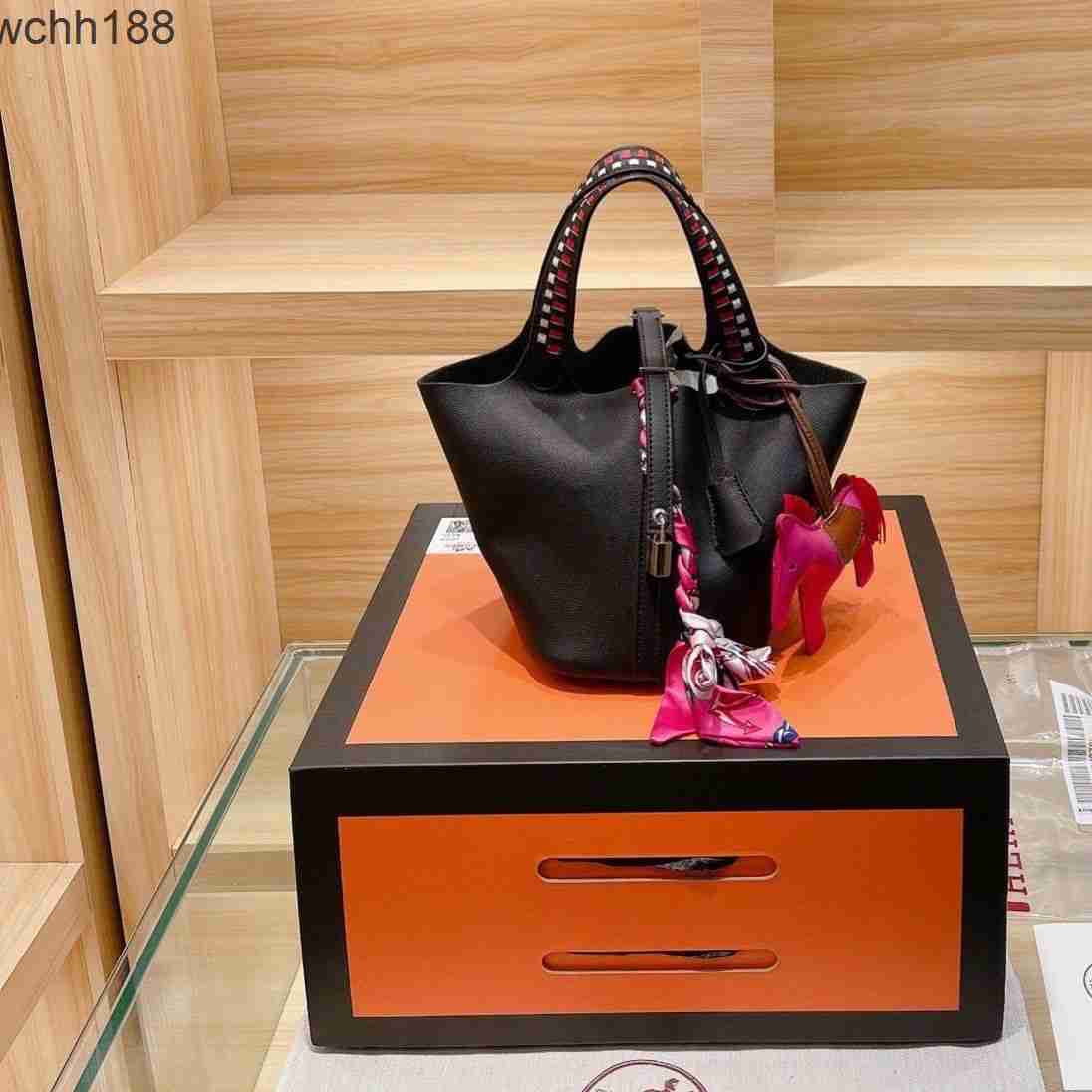 Designer Cowhide Tote High Picotin Basket Locks Same Style Bag Leather Basket 18cm 2023 Bags Weaving Handheld with Silk Scarf Hanger G90s
Designer Cowhide Tote High Picotin Basket Locks Same Style Bag Leather Basket 18cm 2023 Bags Weaving Handheld with Silk Scarf Hanger G90s