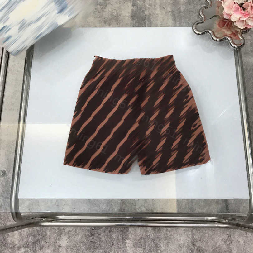 23ss Casual shorts Beach shorts kids designer clothes Kid Shorts Classic double FF letters logo letters Inside grid Elastic waist pants High quality kids Clothes a1
23ss Casual shorts Beach shorts kids designer clothes Kid Shorts Classic double FF letters logo letters Inside grid Elastic waist pants High quality kids Clothes a1