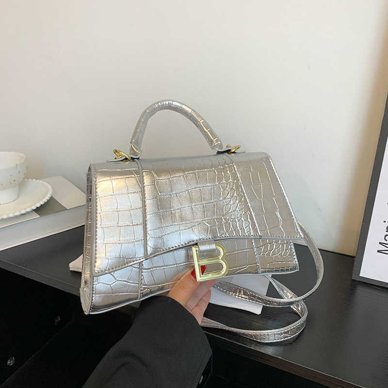 2023 Fashion hand Hourglass women's shoulder crossbody bag handheld gold and silver versatile, White8
2023 Fashion hand Hourglass women's shoulder crossbody bag handheld gold and silver versatile, White8