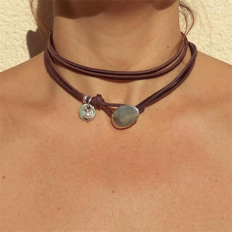 Choker Bohemian Ethnic Style Leather Rope Collarbone Necklaces For Women Creative Round Plate Heart-shaped Alloy Pendant Party Jewelry
Choker Bohemian Ethnic Style Leather Rope Collarbone Necklaces For Women Creative Round Plate Heart-shaped Alloy Pendant Party Jewelry