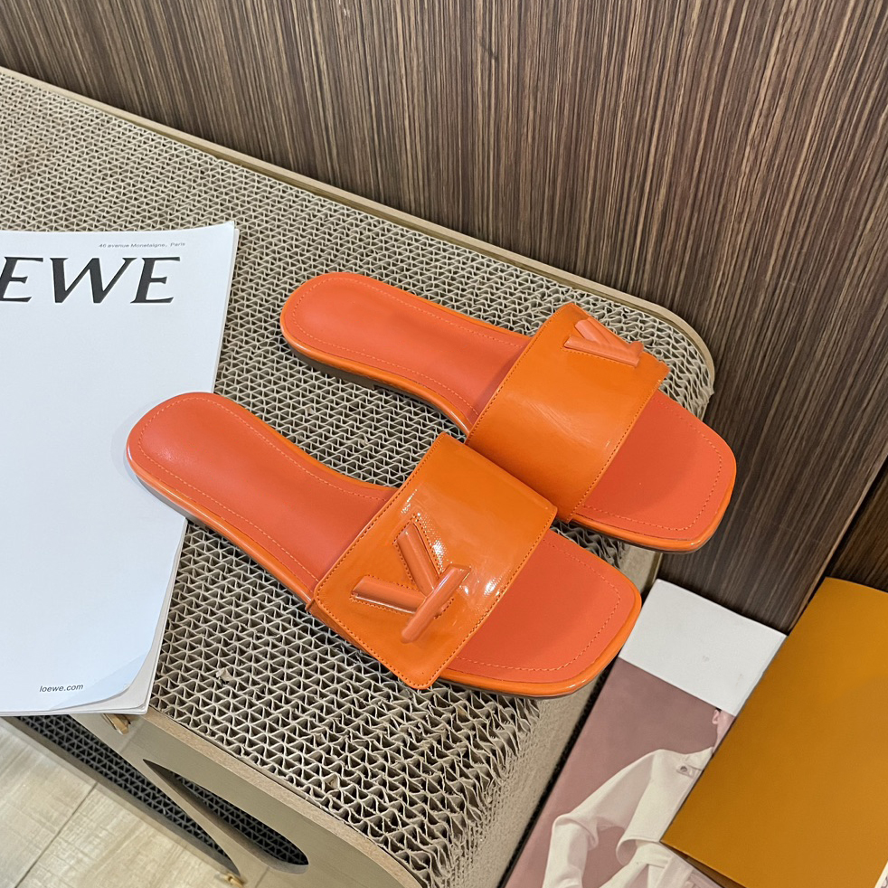 Luxury designer fashion women sandals slippers flip flops casual beach shoes leather material metal logo high quality assurance, #4
Luxury designer fashion women sandals slippers flip flops casual beach shoes leather material metal logo high quality assurance, #4
