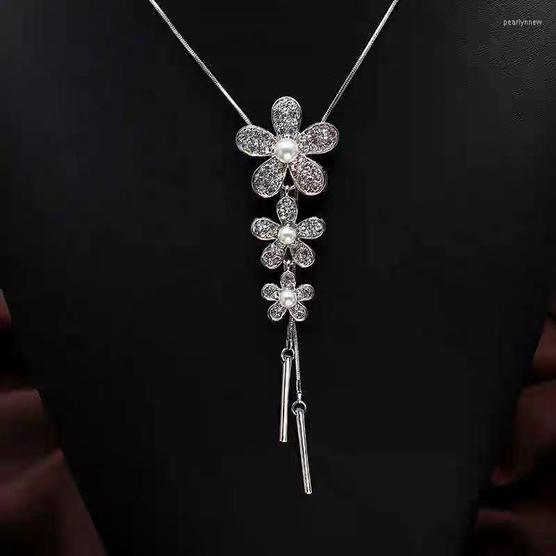 Chains Fashion Rhinestone Creative Three Flowers Versatile Temperament Clothing Accessories Pendant With Sweater Women's Long Necklace
Chains Fashion Rhinestone Creative Three Flowers Versatile Temperament Clothing Accessories Pendant With Sweater Women's Long Necklace