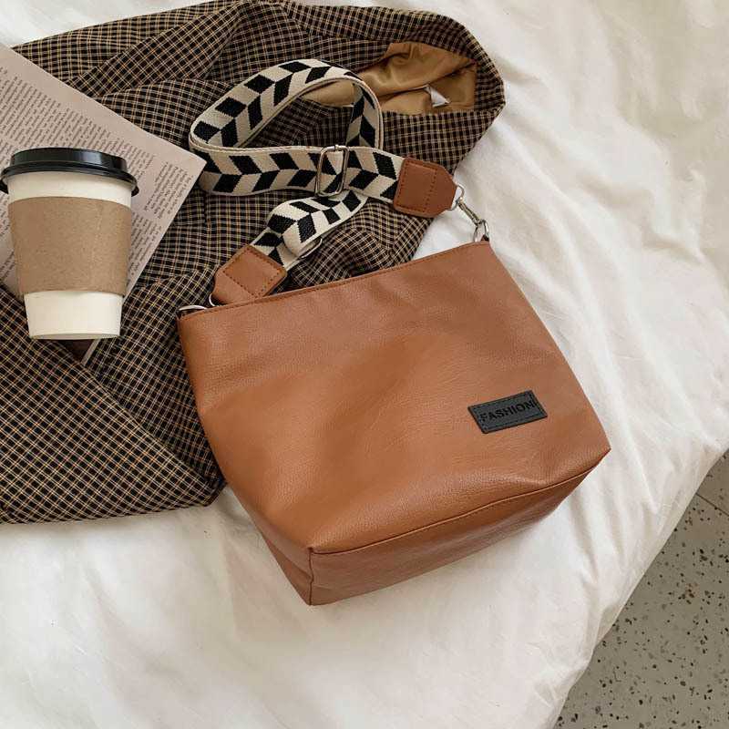 Shoulder Bags Vintage Solid Colour Pu Leather for Women Wide Strap Crossbody Bucket Bag Ladies Purses and Handbags Casual Tote 230426, Black bag
Shoulder Bags Vintage Solid Colour Pu Leather for Women Wide Strap Crossbody Bucket Bag Ladies Purses and Handbags Casual Tote 230426, Black bag