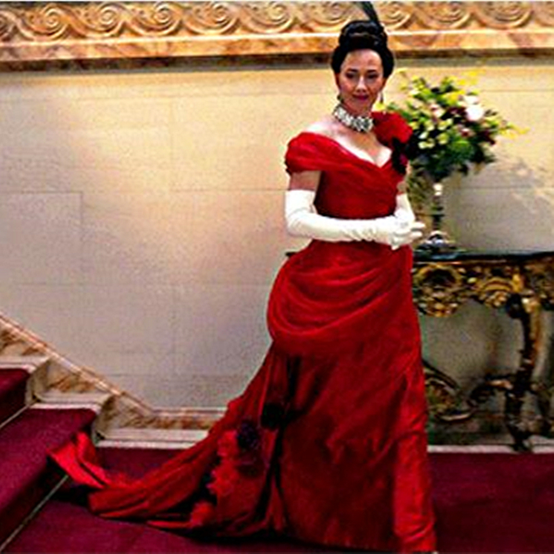 Elegant Red Formal Evening Dresses Ruched Hand Made Flowers Appliques Off Shoulder Long Satin Prom Dress For Women 2023 Vintage Celebrity Party Gowns