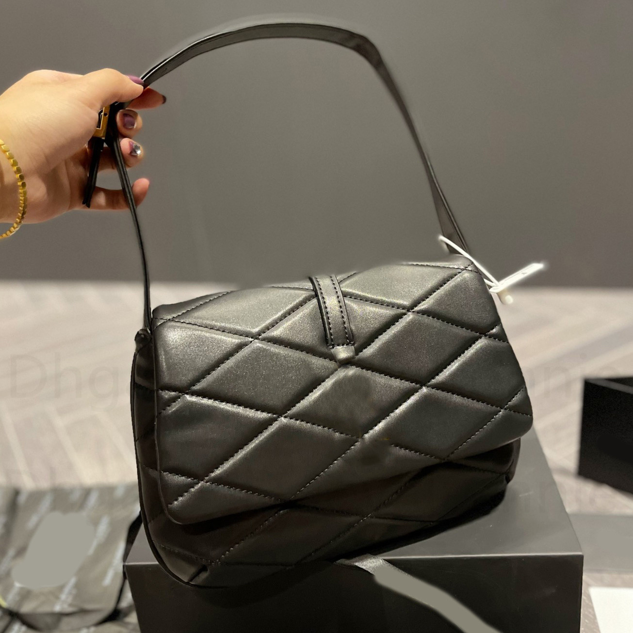 Shoulder Cross Bags 21cm Black Fold Luxury Designer Underarm Women Body Leather Plain Vintage Genuine Leather Handbags Flap bag Handbag Leather Handbag Crossbody, Color a-with logo
Shoulder Cross Bags 21cm Black Fold Luxury Designer Underarm Women Body Leather Plain Vintage Genuine Leather Handbags Flap bag Handbag Leather Handbag Crossbody, Color a-with logo