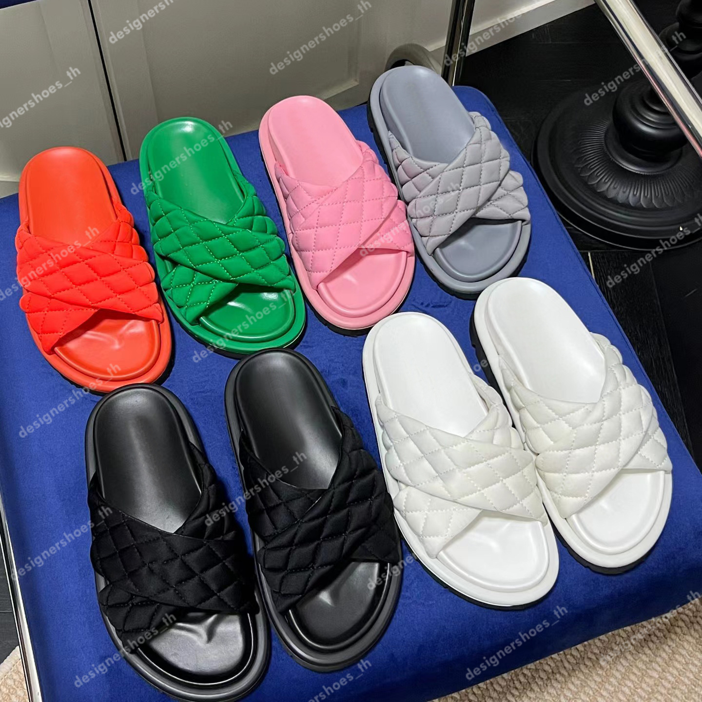 Embossed Quilted Pool Pillow Flat Slippers Men Women Sandals Thick Bottom Designer Sandal Flats Beach Slide Luxury Summer Shoes Flip Flops Sliders
Embossed Quilted Pool Pillow Flat Slippers Men Women Sandals Thick Bottom Designer Sandal Flats Beach Slide Luxury Summer Shoes Flip Flops Sliders