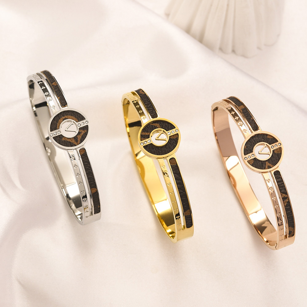 New Style Bracelets Women Bangle Designer Letter Jewelry Faux Leather 18K Gold Plated Stainless steel Womens Wristband Wedding Gifts Accessories S286
New Style Bracelets Women Bangle Designer Letter Jewelry Faux Leather 18K Gold Plated Stainless steel Womens Wristband Wedding Gifts Accessories S286