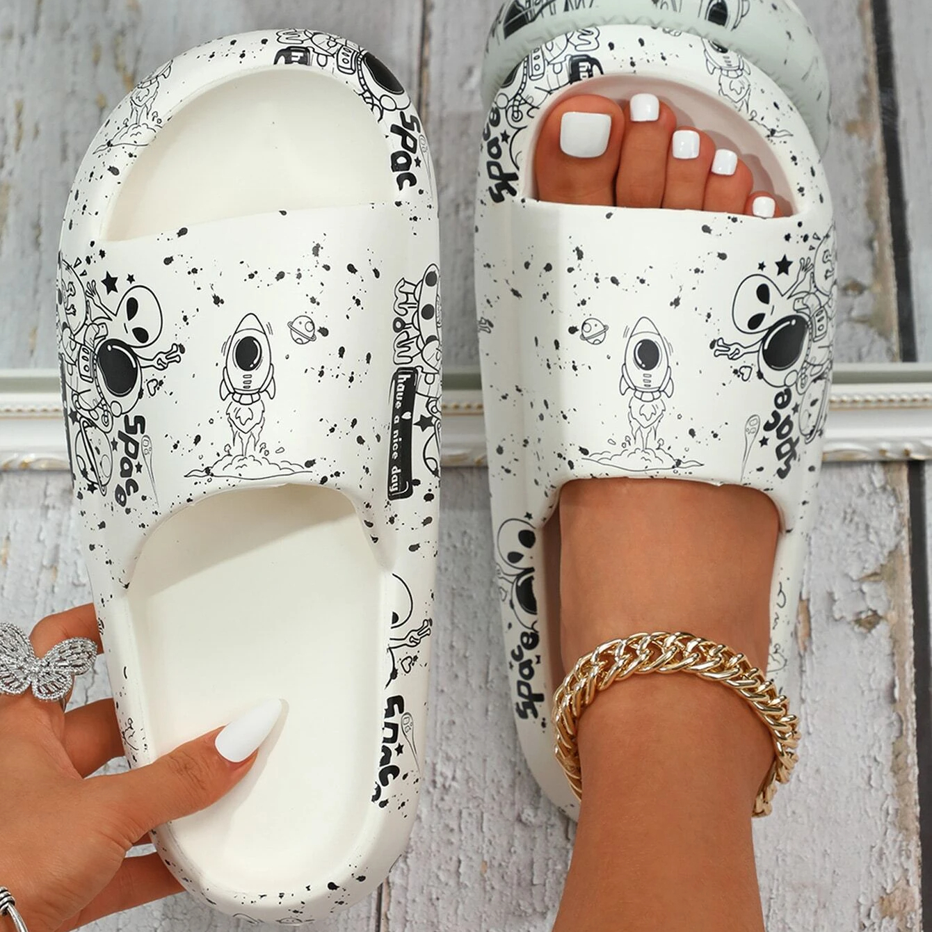 Slippers Women Slides Cartoon Alien Pattern Outdoor Beach Non-slip Woman Slippers Couple Bathroom Sandals Summer Female Shoes 230509, White
Slippers Women Slides Cartoon Alien Pattern Outdoor Beach Non-slip Woman Slippers Couple Bathroom Sandals Summer Female Shoes 230509, White