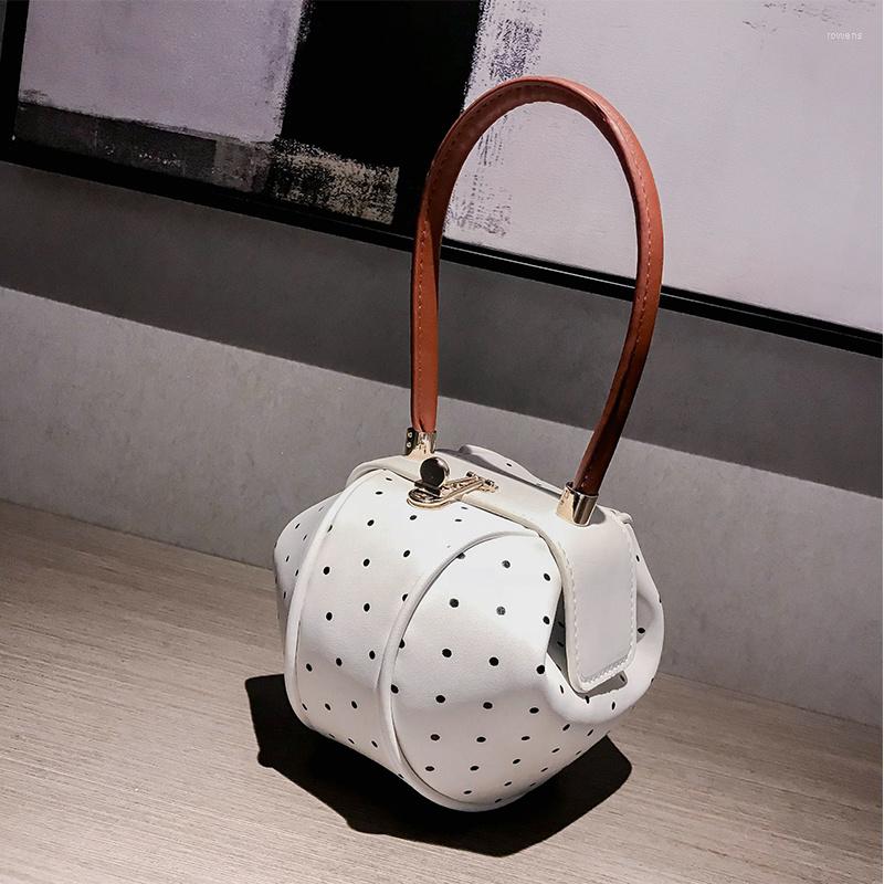 Evening Bags PU Leather Women Designer Handbags 2023 Shoppers Purses Fashion Casual Individuality Solid Color Wave Point Clutch Lantern, Heise
Evening Bags PU Leather Women Designer Handbags 2023 Shoppers Purses Fashion Casual Individuality Solid Color Wave Point Clutch Lantern, Heise