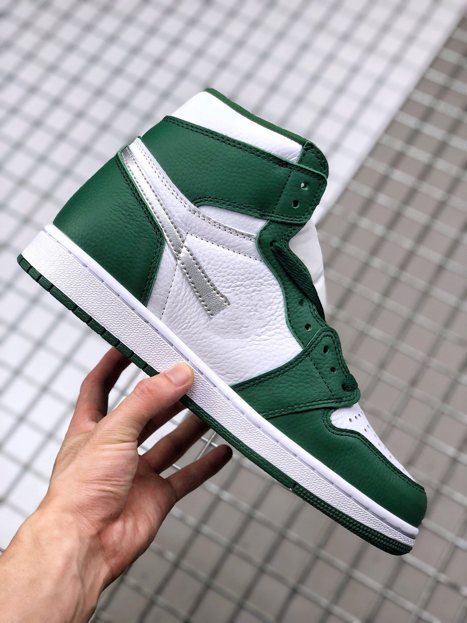 The Jumpman 1 1s High OG Basketball Shoes Gorge Green White Metallic Silver Men Women Outdoor-Indoor Athletic Designer Sports Sneakers With Box
The Jumpman 1 1s High OG Basketball Shoes Gorge Green White Metallic Silver Men Women Outdoor-Indoor Athletic Designer Sports Sneakers With Box