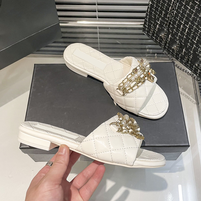 Womens Mule Slippers Leather Pearl Chain Buckle Ribbed Flat Sandals Home Bathroom Casual outdoor beach shoes Luxury designer walking shoe black and white 35-40, Box
Womens Mule Slippers Leather Pearl Chain Buckle Ribbed Flat Sandals Home Bathroom Casual outdoor beach shoes Luxury designer walking shoe black and white 35-40, Box