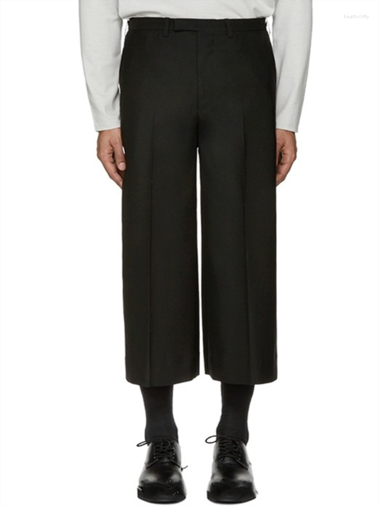 Men' Pants Fashion Stylists Are Leading The Trend In Straight Black Cropped Trousers
Men' Pants Fashion Stylists Are Leading The Trend In Straight Black Cropped Trousers