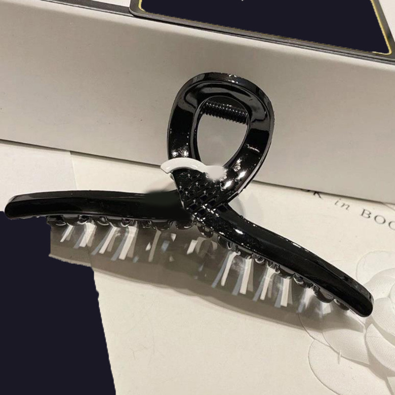 2023 Bangs Broken hair clips Luxury jewelry woman Barrettes Clamps New Black And White Letter Hair Clips Womens Fashion Hair Accessories
2023 Bangs Broken hair clips Luxury jewelry woman Barrettes Clamps New Black And White Letter Hair Clips Womens Fashion Hair Accessories