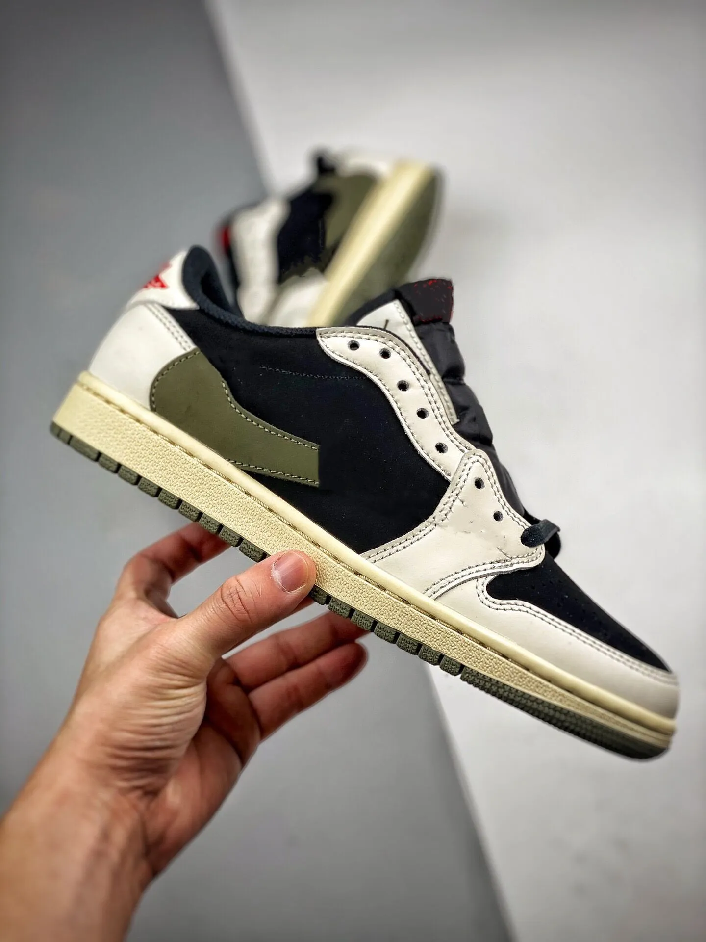 New Arrived Basketball Shoes Collaboration TS x Jumpman 1 1s Low OG SP Black Sail-Olive-White Designer Sneakers Girls Boys Outdoor Shoes
New Arrived Basketball Shoes Collaboration TS x Jumpman 1 1s Low OG SP Black Sail-Olive-White Designer Sneakers Girls Boys Outdoor Shoes