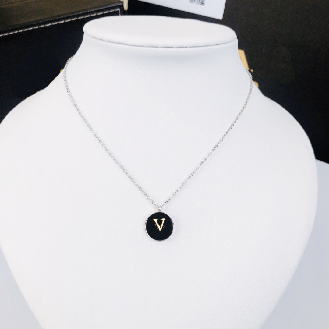 Designer Square Letter Pendant Necklace New Women's Leather Chain Necklace 2023 Designer 925 Silver Necklace Luxury Love Choker High Sense Love Jewelry Wholesale
Designer Square Letter Pendant Necklace New Women's Leather Chain Necklace 2023 Designer 925 Silver Necklace Luxury Love Choker High Sense Love Jewelry Wholesale