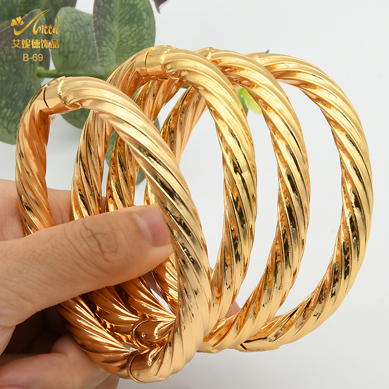 Charm Bracelets Dubai Gold Color Copper Indian Bangle For Women African Jewellery Luxury Brazilian Bangles Wedding Designer 230508
Charm Bracelets Dubai Gold Color Copper Indian Bangle For Women African Jewellery Luxury Brazilian Bangles Wedding Designer 230508