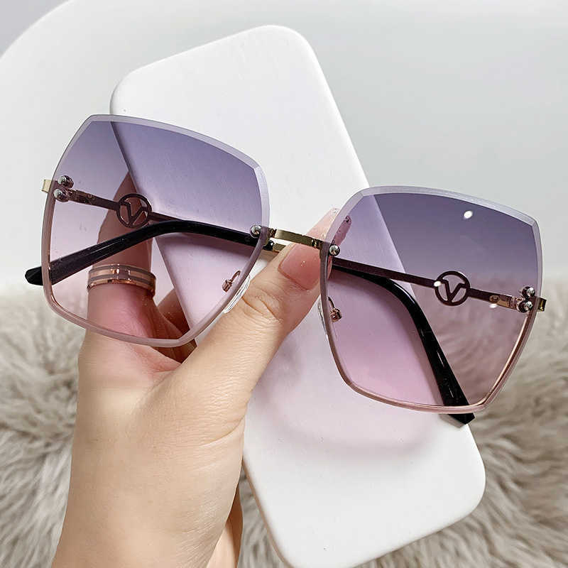 New frameless cut edge sun visors women's fashion metal V-shaped large frame gradient purple for driving sunglasses
New frameless cut edge sun visors women's fashion metal V-shaped large frame gradient purple for driving sunglasses