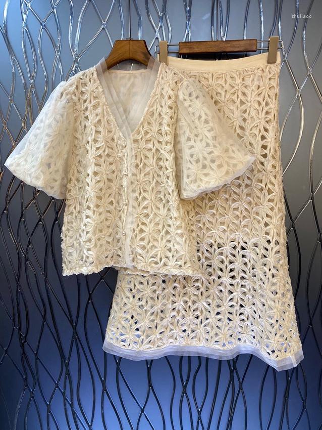 Work Dresses 2023 Women' Fashion Suit V-neck Disc Flower Bubble Sleeve Top High Waist Slim Skirt Two-piece Set 0503
Work Dresses 2023 Women' Fashion Suit V-neck Disc Flower Bubble Sleeve Top High Waist Slim Skirt Two-piece Set 0503