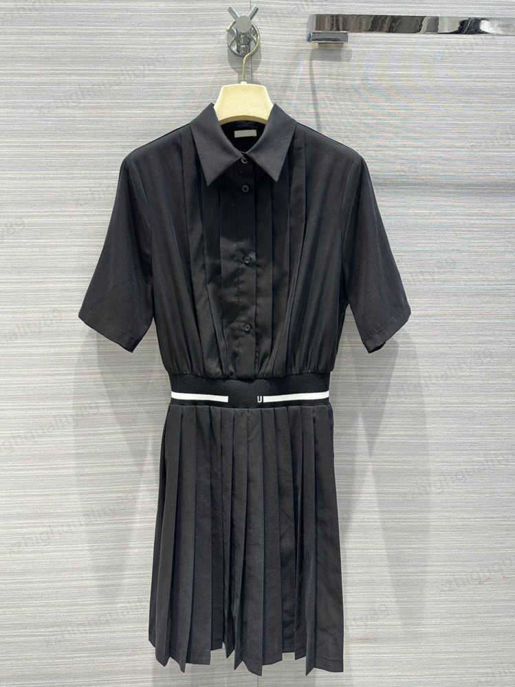 Designer Dress Fashion Short Sleeves Blended Fabrics Letter Logo Webbing Ruffle Dress Temperament Lapel Shirt Minimalist Design Pleated Dresses For Women 0912
Designer Dress Fashion Short Sleeves Blended Fabrics Letter Logo Webbing Ruffle Dress Temperament Lapel Shirt Minimalist Design Pleated Dresses For Women 0912