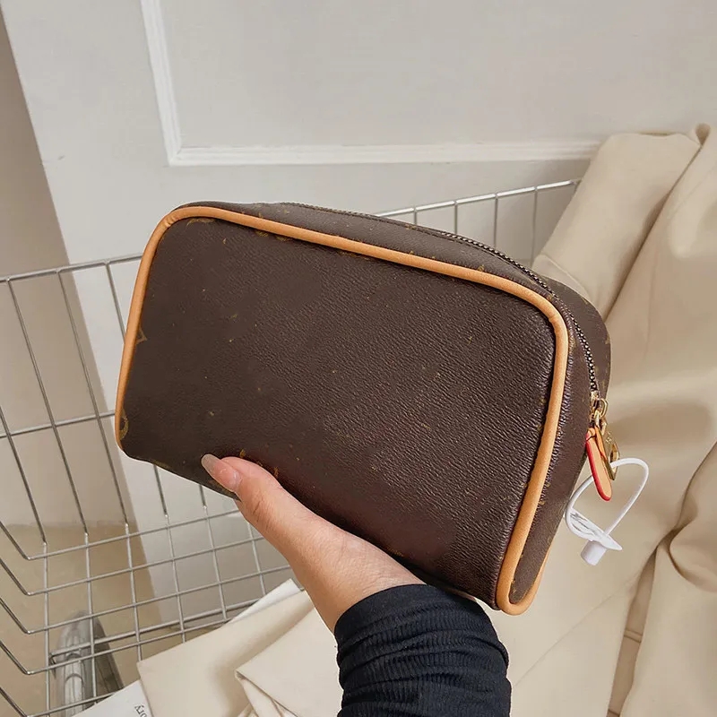 MT L Women Cosmetic Bags & Cases handbag design Evening Purse Hot Sold clutch Pouches designer bag leather Luxury Mini Long Wallet Men Small toilet wash bag, Brown
MT L Women Cosmetic Bags & Cases handbag design Evening Purse Hot Sold clutch Pouches designer bag leather Luxury Mini Long Wallet Men Small toilet wash bag, Brown