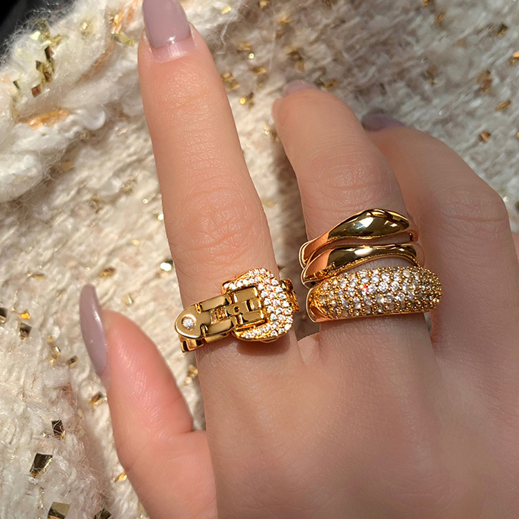 2023 niche design brand with the same Buckle up chain tie up ring, high-end adjustable ring for women 18k Gold Ring
2023 niche design brand with the same Buckle up chain tie up ring, high-end adjustable ring for women 18k Gold Ring